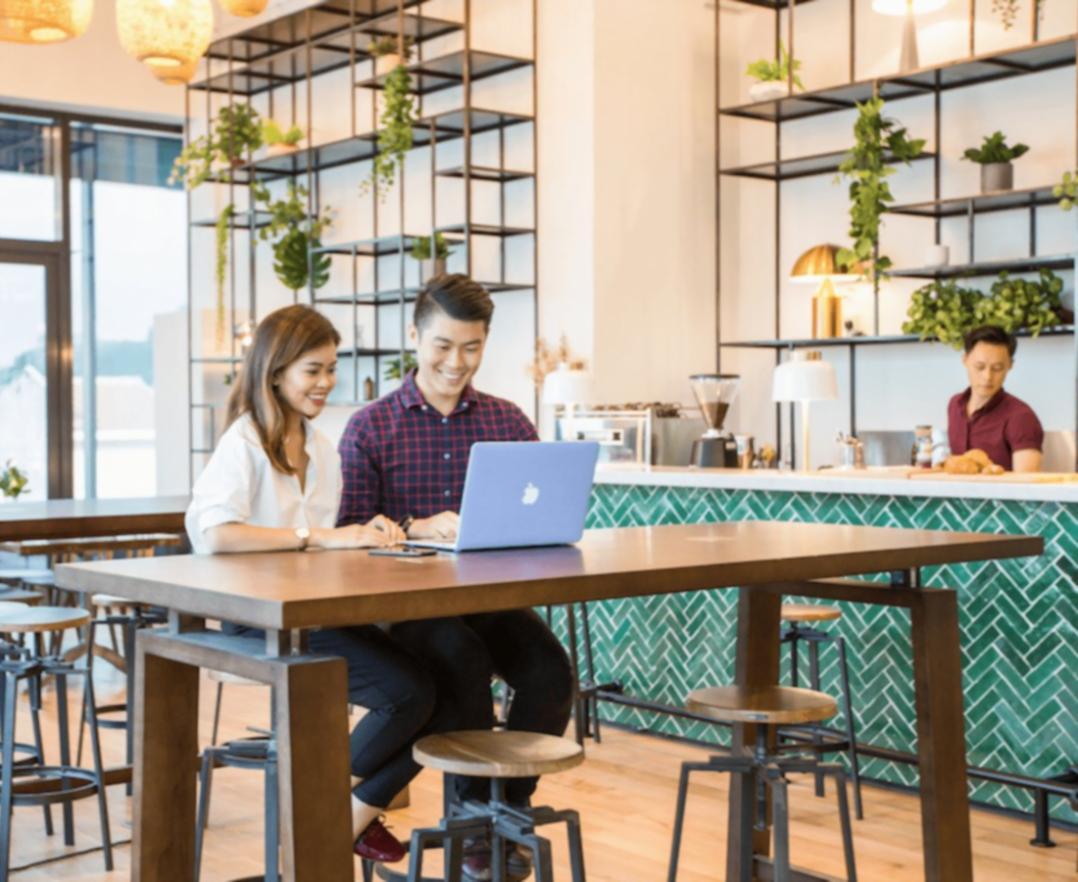 Workshop-Raum mit Finanzdiagrammen an der Wand