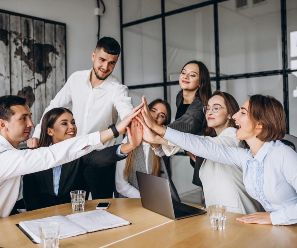 Teilnehmer analysiert Finanzdaten am Bildschirm